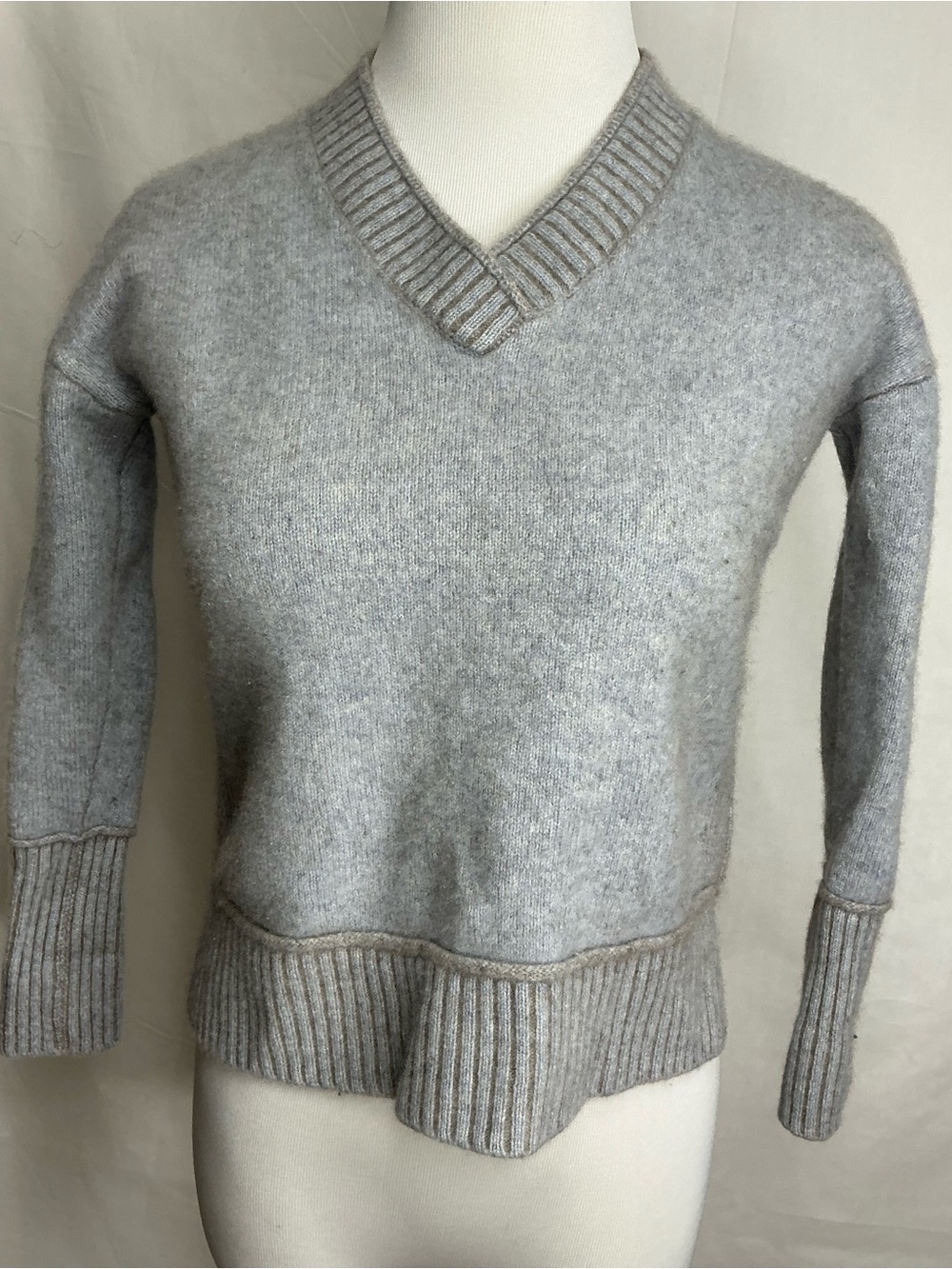 2246 - KINROSS CASHMERE - Luxurious 100% Cashmere V-Neck Sweater in Light Gray - Picture 2 of 9